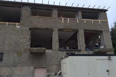 Façade d'un bâtiment avec de nouvelles ouvertures de fenêtres sciées dans le béton