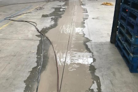 Trait de sciage rectiligne dans une dalle de béton