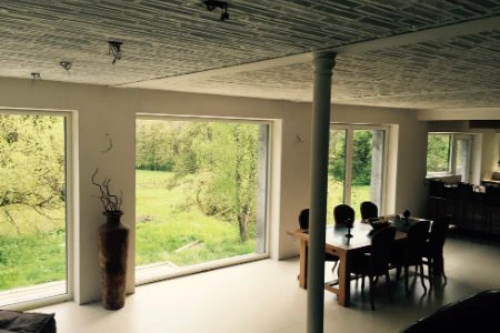 Intérieur lumineux avec les nouvelles baies vitrées après sciage